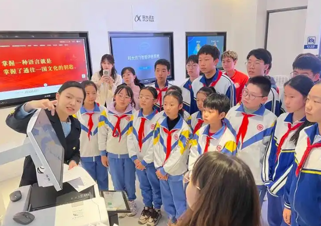 而在智慧教育体会区里学生们围在智能阅卷体系和单词PK 而在智慧教育体会区里学生们围在智能阅卷体系和单词PK