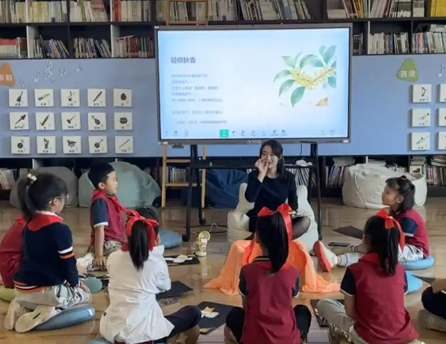 清晨的校园生机盎然在体育孩子们挥洒汗水一旁的AI系统同步工作 清晨的校园生机盎然在体育孩子们挥洒汗水一旁的AI系统同步工作